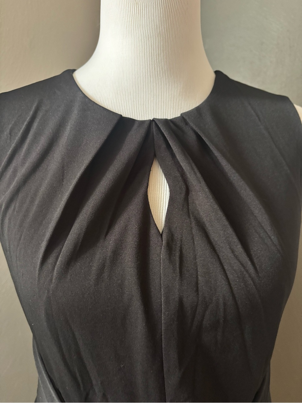 Classic Black Sleeveless Tie-Waist Dress - Picture 4 of 5